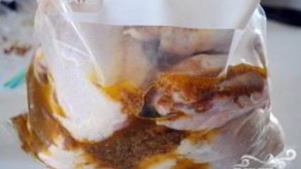 курица с приправами и чесночным соусом