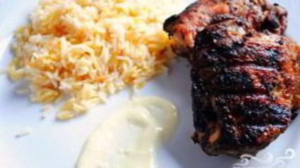 курица с приправами и чесночным соусом