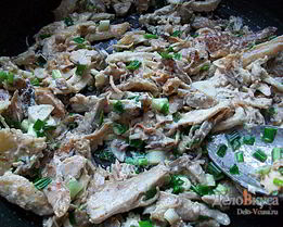 Курица в сметане с чесноком и зеленью