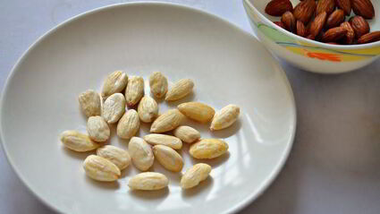 курица, запеченная с виноградом и миндалем