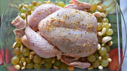 курица, запеченная с виноградом и миндалем