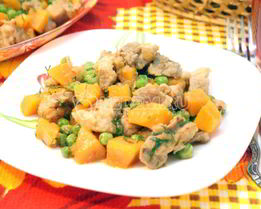 Мясо с тыквой и зеленым горошком