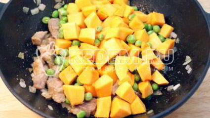 мясо с тыквой и зеленым горошком