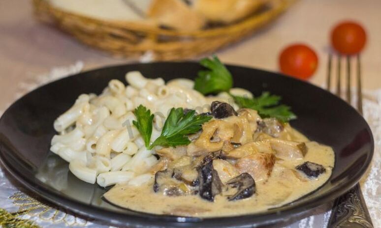 Рецепт мяса в сметанном соусе с грибами на сковороде