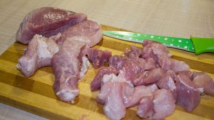 мясо в сметанном соусе с грибами на сковороде