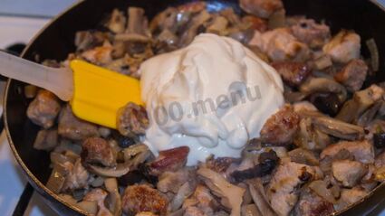 мясо в сметанном соусе с грибами на сковороде