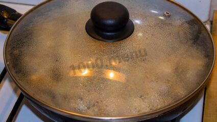 мясо в сметанном соусе с грибами на сковороде