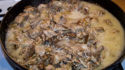 мясо в сметанном соусе с грибами на сковороде