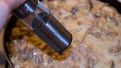 мясо в сметанном соусе с грибами на сковороде
