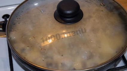 мясо в сметанном соусе с грибами на сковороде