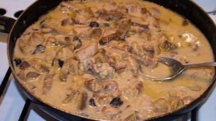 мясо в сметанном соусе с грибами на сковороде