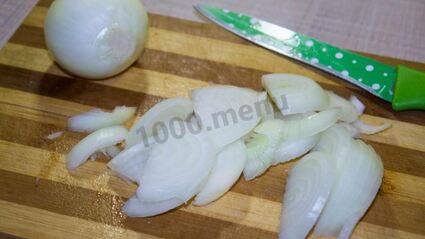 мясо в сметанном соусе с грибами на сковороде