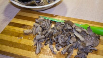 мясо в сметанном соусе с грибами на сковороде