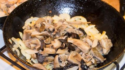 мясо в сметанном соусе с грибами на сковороде