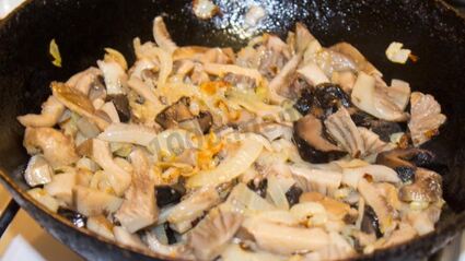 мясо в сметанном соусе с грибами на сковороде