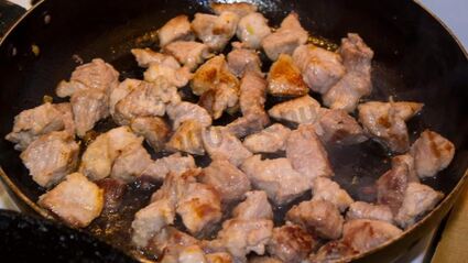 мясо в сметанном соусе с грибами на сковороде