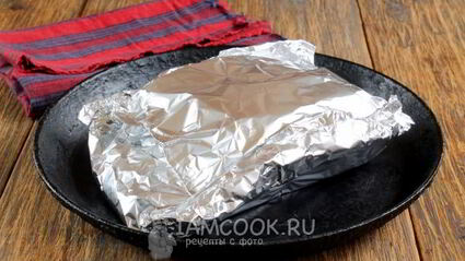 окорок свиной, запеченный в духовке в фольге