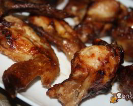 Острые куриные крылышки на мангале на шампурах