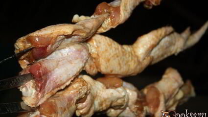 острые куриные крылышки на мангале на шампурах