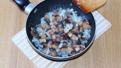 свинина, фаршированная рисом, грибами и креветками