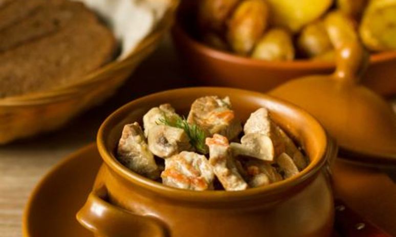 Рецепт свинины с грибами, тушенная в сметане