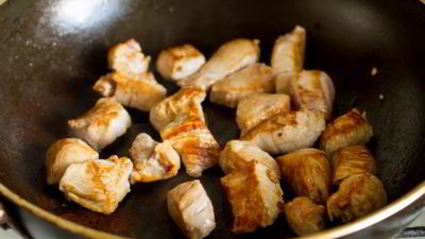 свинина с грибами, тушенная в сметане