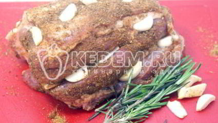 свинина запеченная с чесноком и розмарином