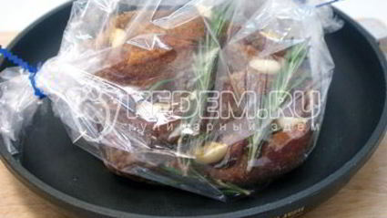свинина запеченная с чесноком и розмарином