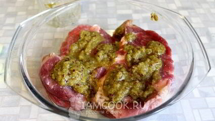 свинина, запеченная с крыжовниковым соусом