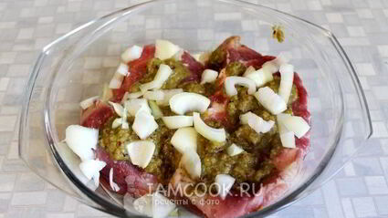 свинина, запеченная с крыжовниковым соусом