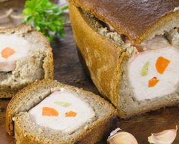 Свинина, запеченная в черном хлебе