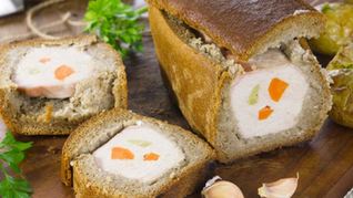 Свинина, запеченная в черном хлебе