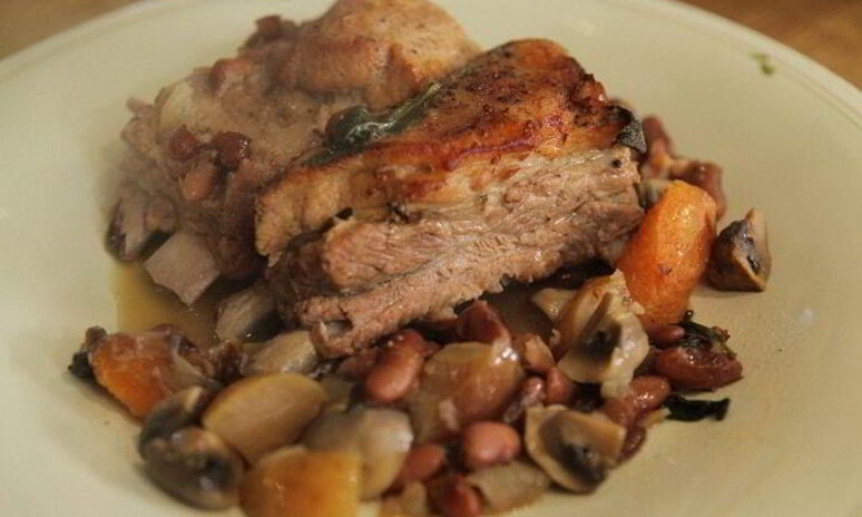 Рецепт свиных ребрышек с грибами и красной фасолью