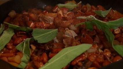 свиные ребрышки с грибами и красной фасолью