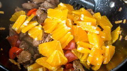 телятина с апельсинами и сладким перцем