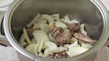 тушеная баранина с луком и морковью