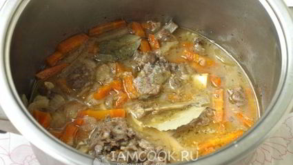 тушеная баранина с луком и морковью