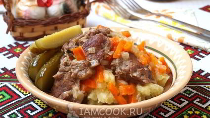 тушеная баранина с луком и морковью