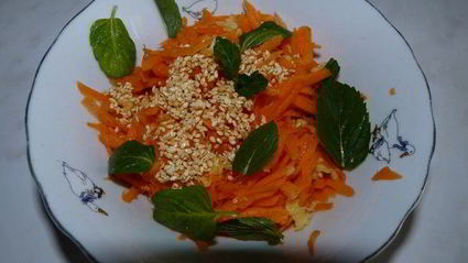 запеченная курица с салатом из моркови с кунжутом