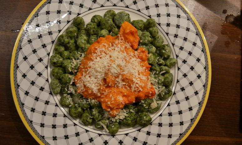 Рецепт ньокков из шпината и рикотты с томатным соусом