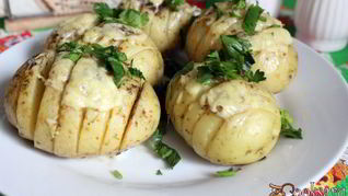 Ароматный молодой картофель, запеченный с сыром и сливочным маслом