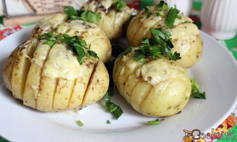 Рецепт ароматного молодой картофель, запеченный с сыром и сливочным маслом