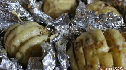 ароматный молодой картофель, запеченный с сыром и сливочным маслом