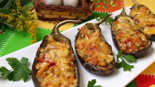 Баклажаны фаршированные овощами и копченой грудинкой