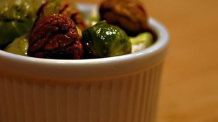 Брюссельская капуста с каштанами и шалфеем