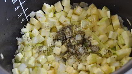 кабачки тушеные в морковном соке c чечевицей