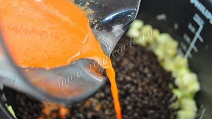 кабачки тушеные в морковном соке c чечевицей