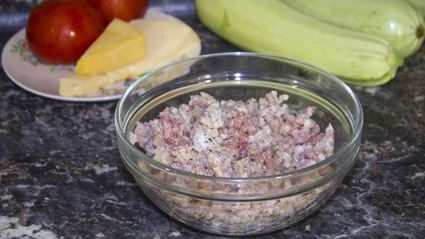 кабачки в духовке с фаршем с сыром