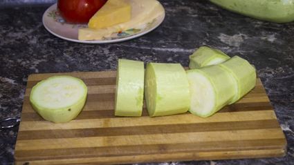 кабачки в духовке с фаршем с сыром