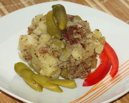 Картофель с тушеной говядиной в мультиварке